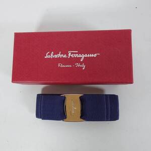 K) Salvatore Ferragamo サルヴァトーレフェラガモ バレッタ ヘアアクセサリー 髪飾り 紺色系 金具シルバー色 9.2×2.7㎝ 7A0604