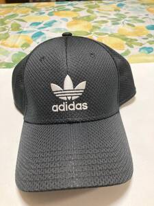 【ブランドキャップ】アディダス（ADIDAS）ブランドロゴキャップ(カラー：黒、タイプ：メッシュ）(レア）中古キャップサイズ:S/M 男女共用