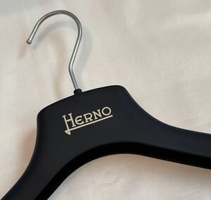 ヘルノ HERNO プラ製 ジャケット ハンガー ブランドハンガー ネイビー系