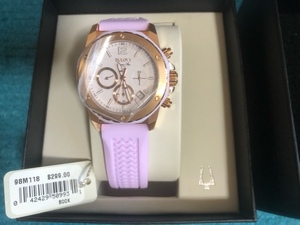 格安 Bulova 新品女性用腕時計 ブローバ レディース 98M118 ゴールドトーン ウォッチ パープルラバーバンド付き