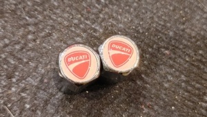 DUCATI ドゥカティ ストリートファイター 848 1098 1198 1199 パニガーレ ハイパーモタード ドカティ ロゴ マーク バルブキャップ 2個set