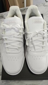 アディダスadidas ホワイトスニーカー シューズ 白 新品未使用タグ付 税込6589円 かかとロゴ レディース24.5cm