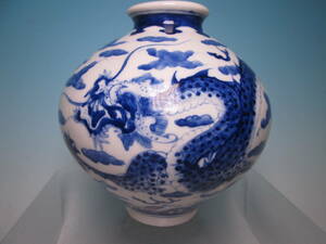 ☆中国 大明成化年製銘 染付雲に玉を追う龍文の花瓶 400g