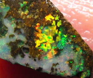 2.85 cts 天然 ボルダーオパール 原石 未研磨 鉱物標本
