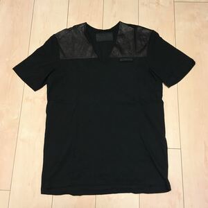 送料無料　プラダ　レザー切り返しデザイン　半袖VネックTシャツ　ブラック　PRADA 黒 半袖Tシャツ VネックTシャツ Tシャツ BLACK ブラック