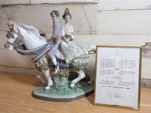 1B1-5「LLADRO リヤドロ バレンシアンのカップル 置物 陶器」フィギュリン インテリア 馬 二人乗り 女の子 マルチカラー