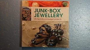 英語手工芸「Junk-Box Jewellery予算内でできる25の閃きプロジェクト」Sarah Drew著 2010年