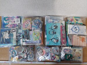 【大量】ジャンク　初音ミク　グッズまとめてセット/ 缶バッジ/ラバーストラップ/アクリルスタンド/靴下