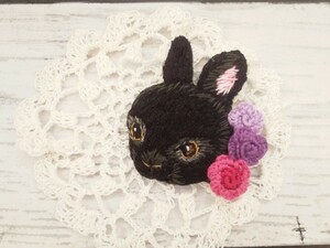 刺繍ブローチ うさぎブローチ 手作り 黒うさぎ ハンドメイド 動物 ブローチ 耳