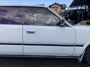 S60年 Y30 セドリック 4ドア HT 右フロントドア モール ガラス付 カラー 326 中古品 即決 219863 240520