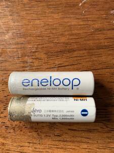 単3-Sanyo3 eneloop 単3充電式ニッケル水素電池 2本 (Sanyo製 外装破れ 液漏れ痕)