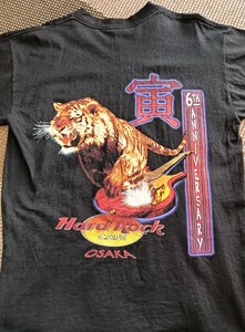 ★HARD ROCK CAFE★大阪　6th★ロック★T-shirt★Ｔシャツ★アメリカンMサイズ　ハードロックカフェ　アメリカン　虎　ギター