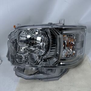 M45-4-2　低走行美品　ハイエース　200系　後期　打刻A3 ダークプライム　26-137 LED 　 ヘッドライト