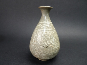 高麗時代の白黒象嵌菊花紋小瓶