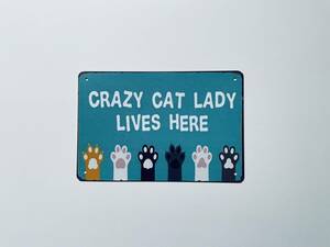 ブリキ看板 20×30㎝ 猫 CRAZY CAT LADY LIVES HERE 猫の手 ネコ ねこ CAT アメリカンガレージ アンティーク インテリア 新品 PRO-139 