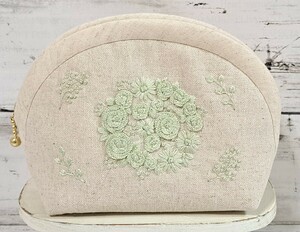 *ハンドメイド バラとマーガレットの手刺繍入り コスメポーチ くすみ マチ6cm メイク道具 サニタリー ファスナーポーチ 小物入れ 綿麻