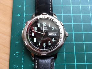 良品 良デザイン GUESS ゲス WATER PRO デイデイト ブラック文字盤 純正レザーベルト+尾錠 クオーツ メンズ 腕時計