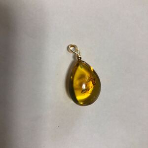 虫入り琥珀☆ネックレストップ☆K１８☆７．９９５ct☆コハク