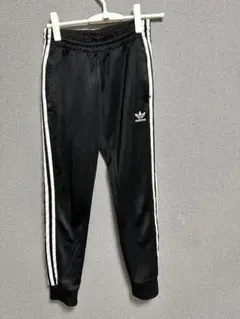 休日限定 adidas ストライプ ジャージパンツ 黒