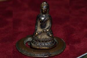 97【仏教美術】釈迦　明　仏像　4.3㎝　43.8ｇ　銅製　ブロンズ　剣先（台）中国古玩