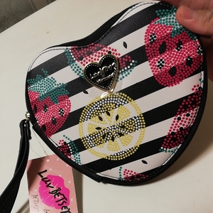 値下げ！送料無料　BETSEY JOHNSON ベッツィージョンソンミニバッグポーチクラッチ財布　パーティーバッグ　新品タグ付！定価44ドルハート