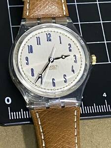 スウォッチ腕時計　SWATCH SWISS プラスチックケース(軽量18g) クリーム系文字盤　3針　ブラウン系ベルト劣化　中古稼働品　送料無料