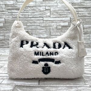 近年モデル 希少 PRADA プラダテリー アクセサリーポーチ 三角ロゴ Re-Edition 2000 ミニハンドバッグ 1NE515 ホワイト ファー チャーム付