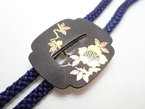 Q120　ループタイ　金象嵌細工　刀剣　鍔型　花絵　53cm　ネクタイ　アクセサリー　bolo Poler Tie