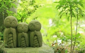 長谷寺のお地蔵さん 長谷観音 かわいい 癒し 神秘 絵画風 壁紙ポスター ワイド版603×376mm（はがせるシール式）001W2