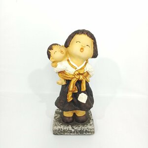 陶器製 人形 置物 韓国 姉弟 おんぶ おんぶ紐 チマチョゴリ Han Sol Art インテリア アート 【道楽札幌】