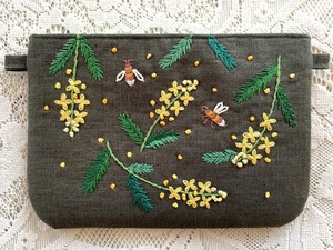 ハンドメイド、手刺繍、「蜜蜂とミモザのファスナー付きフラットポーチ」　２WAY仕様　プレゼント付き　モスグリーン色　２