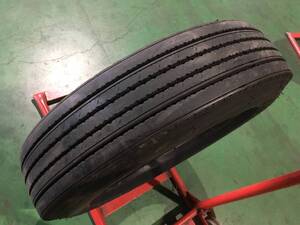 s135-4-2 ☆225/80R17.5 中古1本！ ダンロップ SP330 2022年製 残溝7～6ｍｍ♪ スペア用に K35