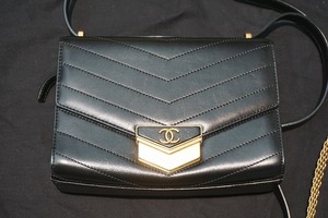 美品 正規 CHANELシャネル CHEVRON MEDAL FLAP BAG シェブロン メダル フラップ黒 バッグ Vステッチ ショルダー ハンド A57490 1224O▲