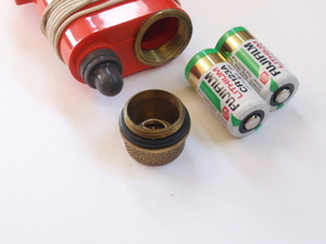 レスキューストロボ の 電池キャップ