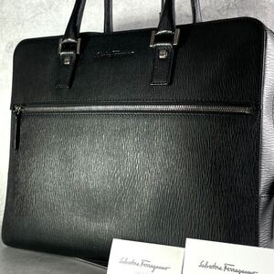 【現行素材 極美品】フェラガモ Salvatore Ferragamo メンズ ビジネス トートバッグ ロゴ 型押し レザー 本革 黒 A4◎ PC◎ 肩がけ◎