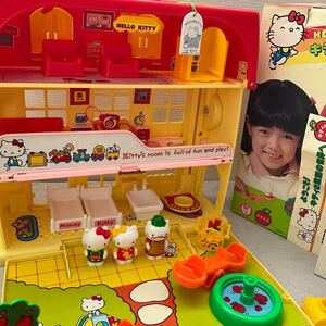 キティちゃんのマンション　トーホー おうち 箱あり サンリオ 1976 おもちゃ 人形　ミミィ 家具 ミニチュア　おばあちゃん　昭和　レトロ　