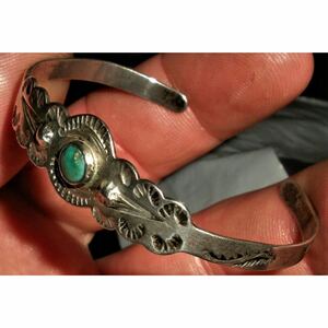 超希少!VTG NAVAJO 1950’s STAMP SILVER BRACELET TURQUOISE REPOUSSE WORK USA ZUNIナバホビンテージターコイズスタンプシルバーバングル