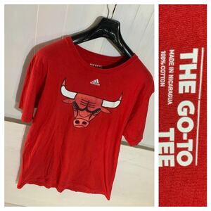 adidas アディダス　THE GO-TO TEE CHICAGO BULLS シカゴブルズ スプレーアート風　キャラクタープリント　半袖　Tシャツ　赤　L レッド