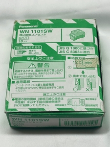 パナソニック 埋込接地コンセント WN1101SW 訳有未使用品