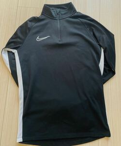 NIKE エッセンシャルズ プラス ルーズフィット スリーストライプス 長袖Tシャツ