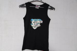 SUPER GIRL/タンクトップ/ノースリーブTシャツ/スーパーマン/前後プリント/ラメ入プリント/フィット感/黒/ブラック/Mサイズ(7/19R5)