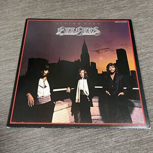 【国内盤】BEE GEES LIVING EYES ビージーズ / LP レコード / 28MW0012 / ライナー有 / 洋楽ポップス /