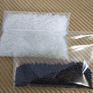 匿名/送料無料　白 100g 黒 30g　2色セット　小ビーズ　未使用　合計130g