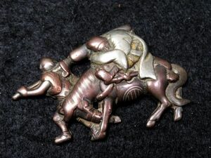 【6931】堤物　明治時代　銅製　人物に馬　彫金　前金具（初品・買取品）