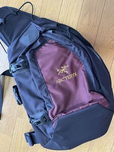 美品 ARC’TERYX アークテリクス QUIVER クイバー バッグ Red Berry レッドベリー CROSSBODY PACK