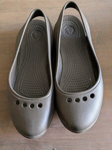 クロックス☆*。crocs tone フラットシューズ　レディース　W8 モカ