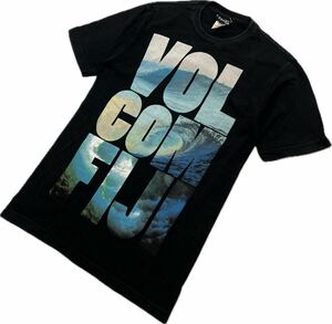 VOLCOM ☆ BIGロゴ サーフィン プリント 半袖 Tシャツ ブラック S 春夏 海 ビーチ サーフ アメカジ ストリート 古着 人気 ボルコム■AK316