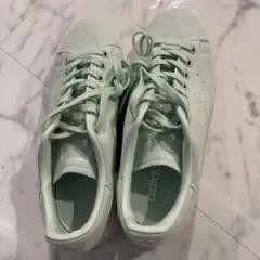 adidas ミントグリーン スニーカー