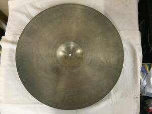 Zildjian(ジルジャン) 22インチ(約56cm) 約3.36kg 古い物になります。Ride Cymbalだと思います。汚れ錆が有ります