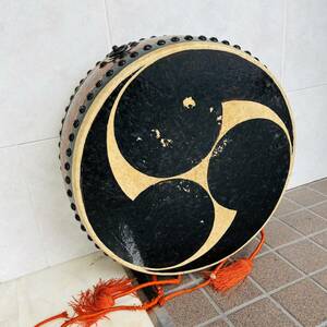 NA7656 和太鼓 太鼓 直径約48cm 厚み約18cm 三つ巴 伝統工芸 楽器 祭り ジャンク 検K